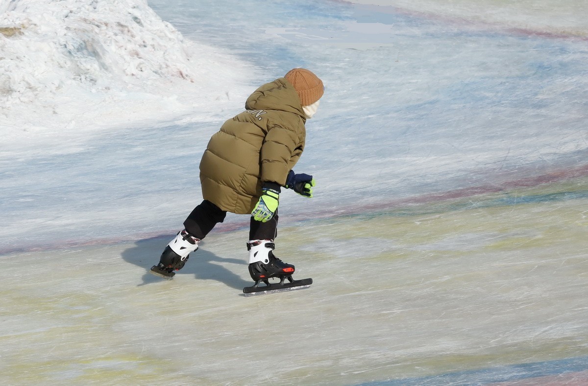戴绿手套的男娃