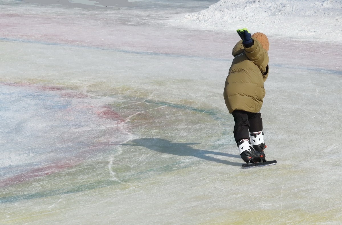 戴绿手套的男娃