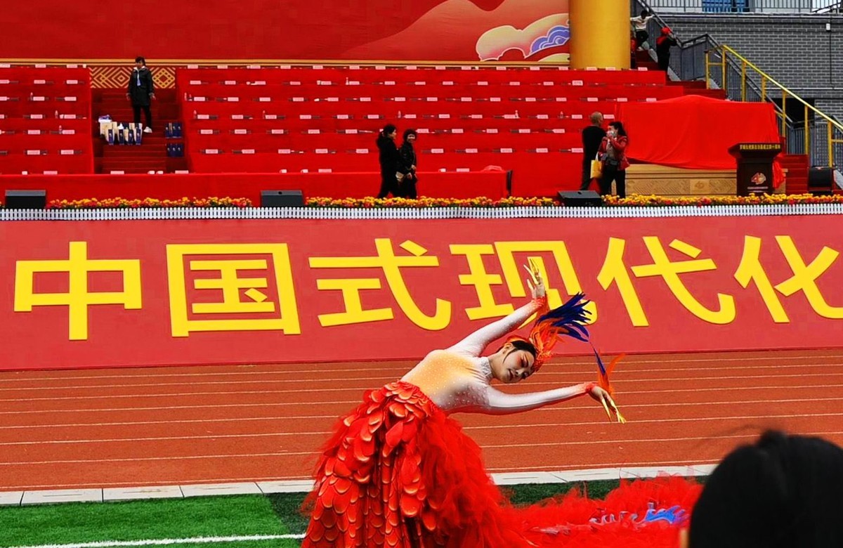 仫佬族县庆上的凤凰展翅