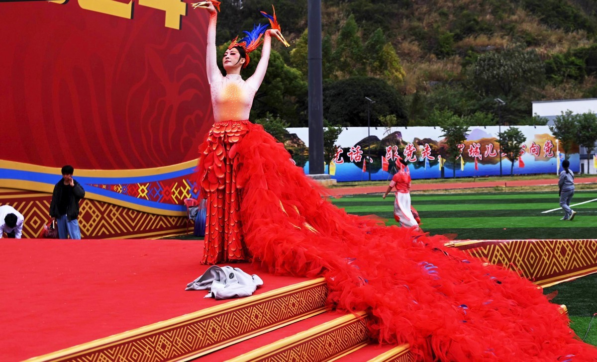 仫佬族县庆上的凤凰展翅