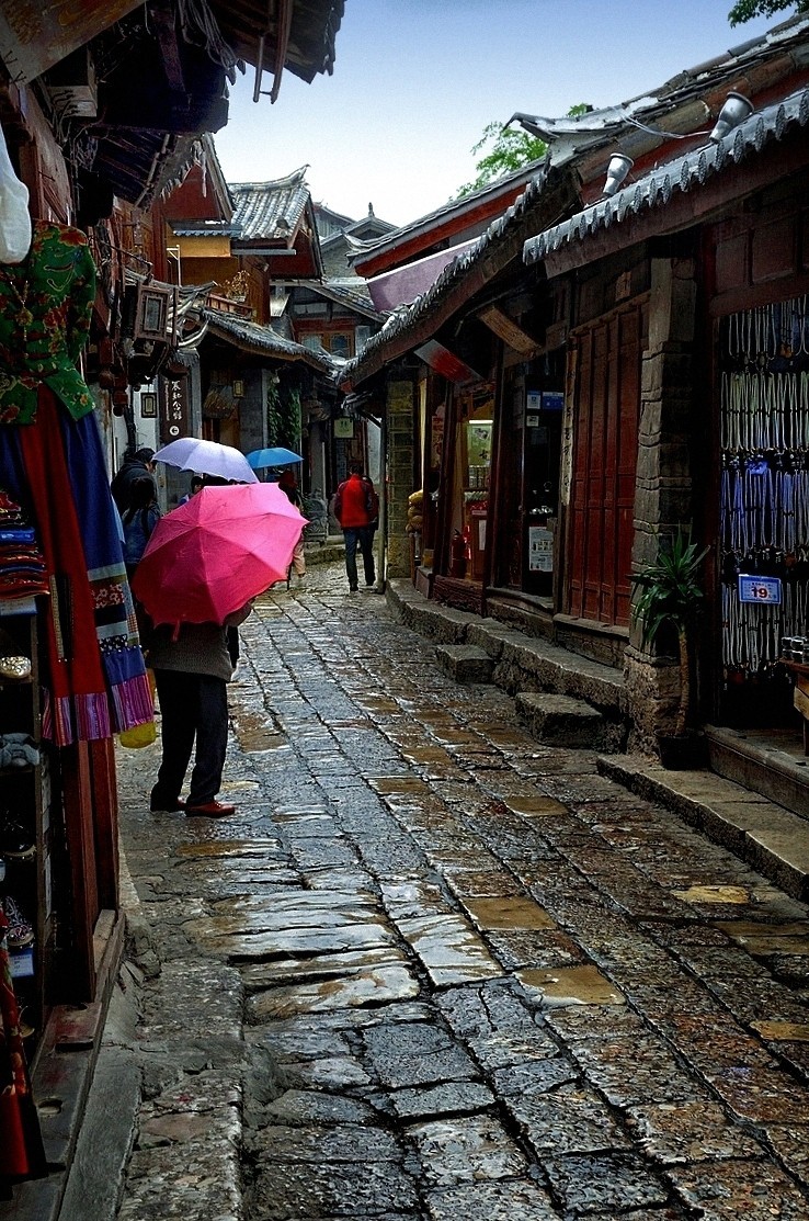 阴雨中的老街小巷