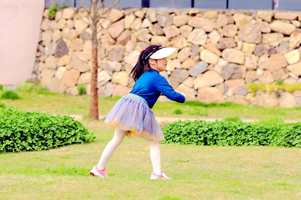 抓拍——练习飞盘的女孩儿