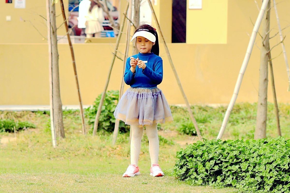 抓拍——练习飞盘的女孩儿