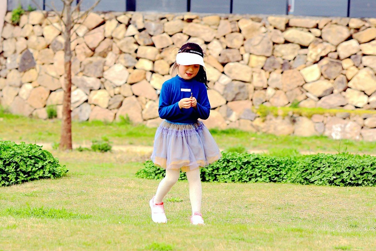 抓拍——练习飞盘的女孩儿