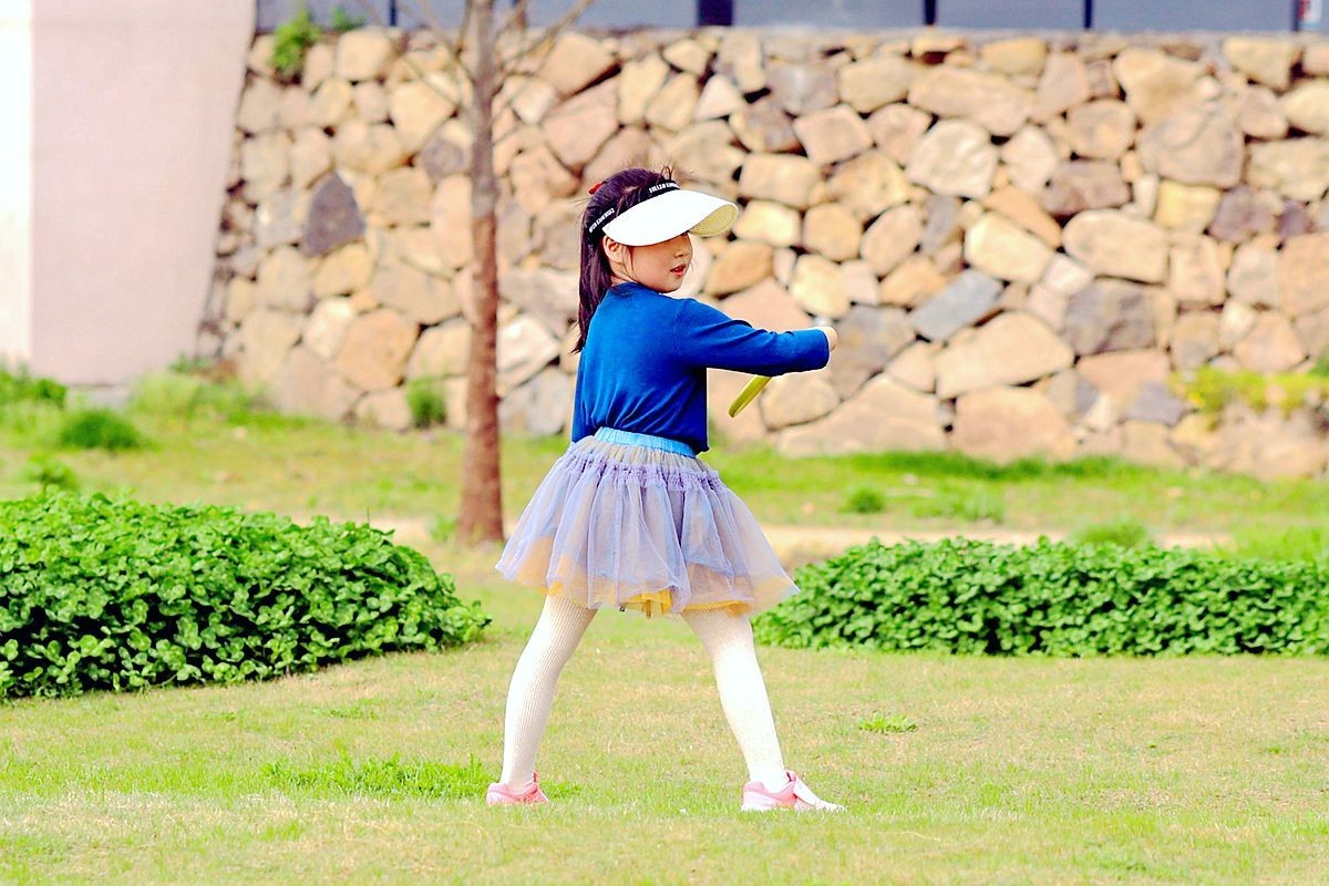 抓拍——练习飞盘的女孩儿