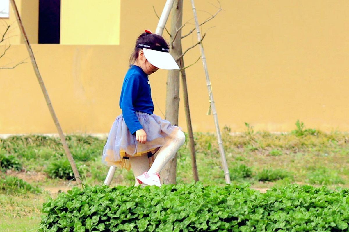 抓拍——练习飞盘的女孩儿