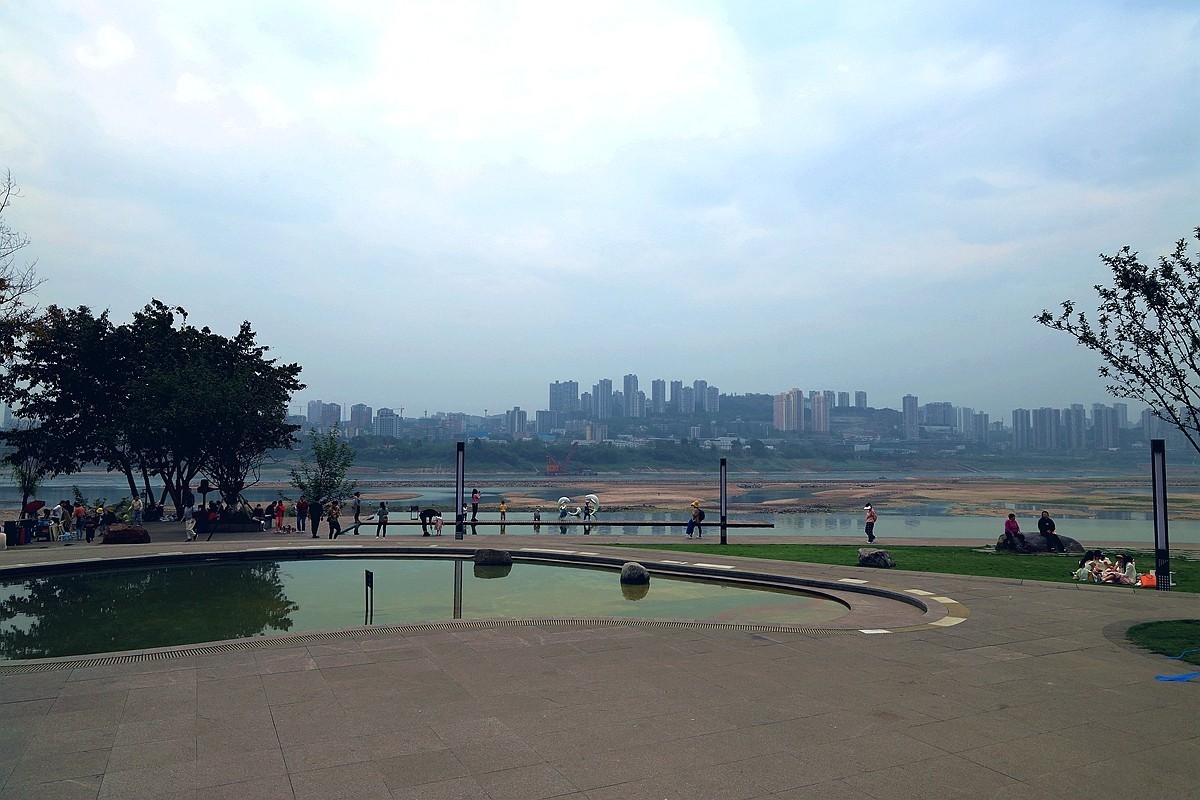 重庆长江边哑巴洞公园游拍