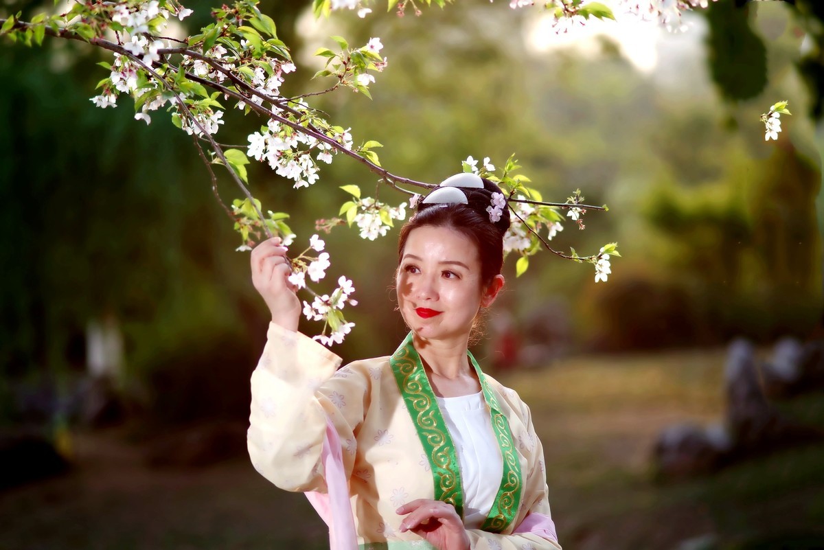 堤角公园樱花树下的古装美女！