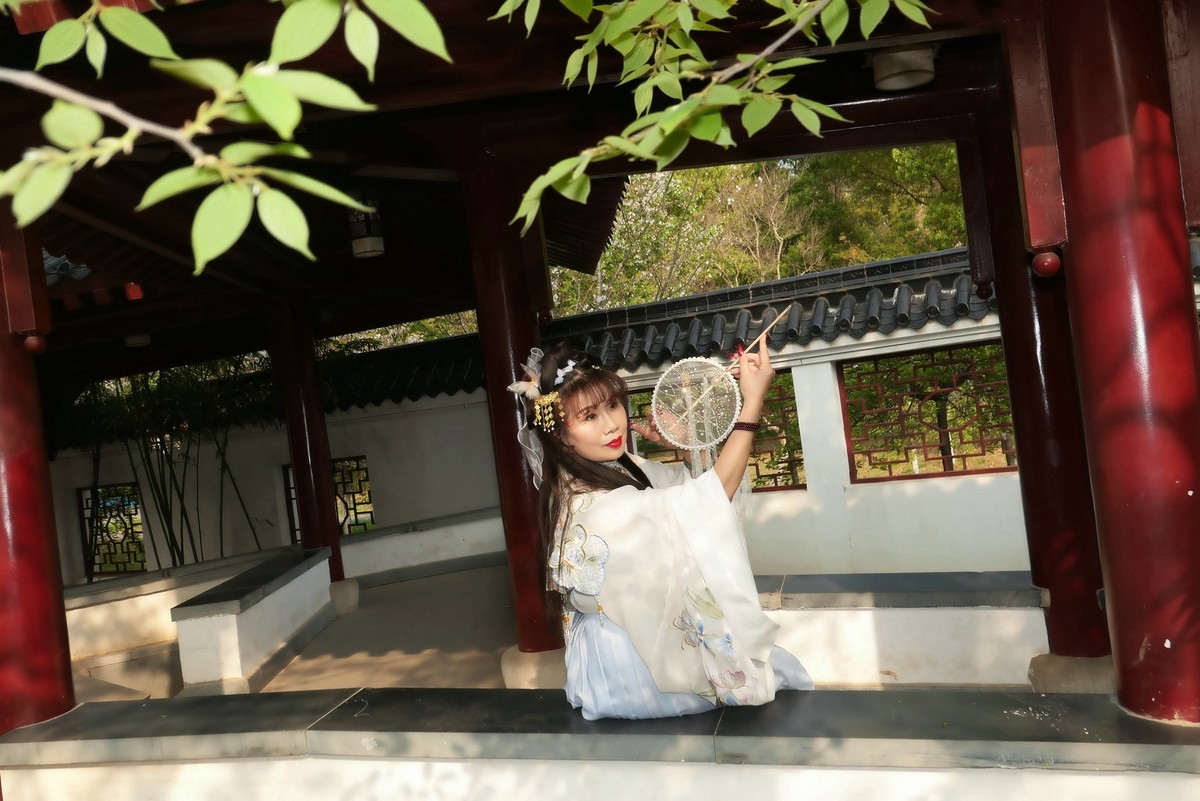 堤角公园樱花树下的古装美女！