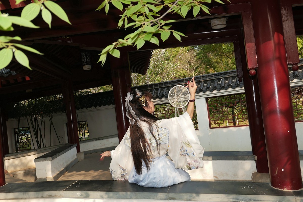 堤角公园樱花树下的古装美女！