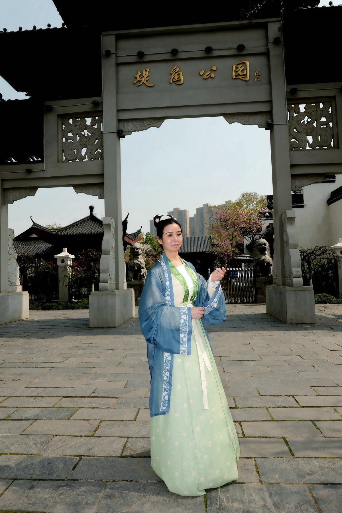 堤角公园樱花树下的古装美女！