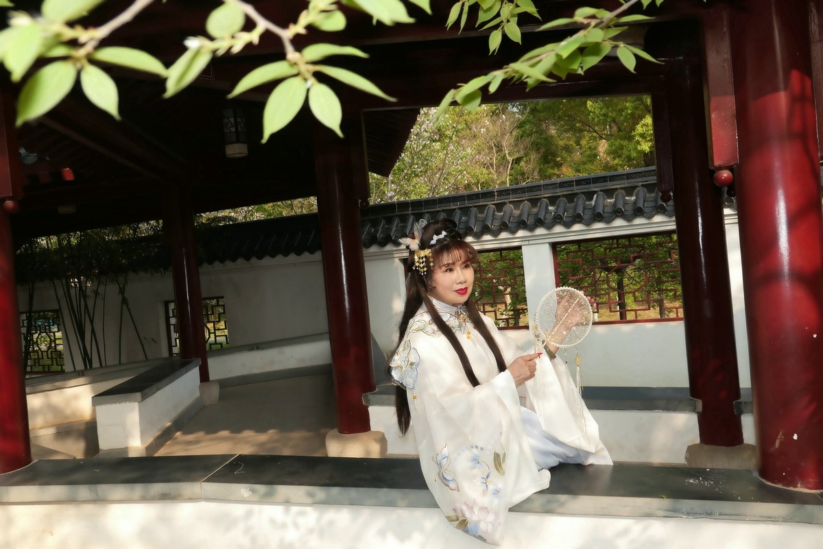 堤角公园樱花树下的古装美女！