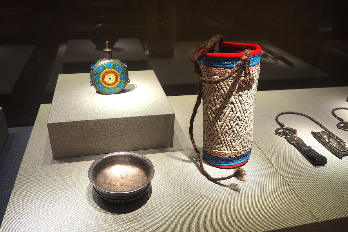 《长城两边是故乡—冀蒙古代文物精品展》上