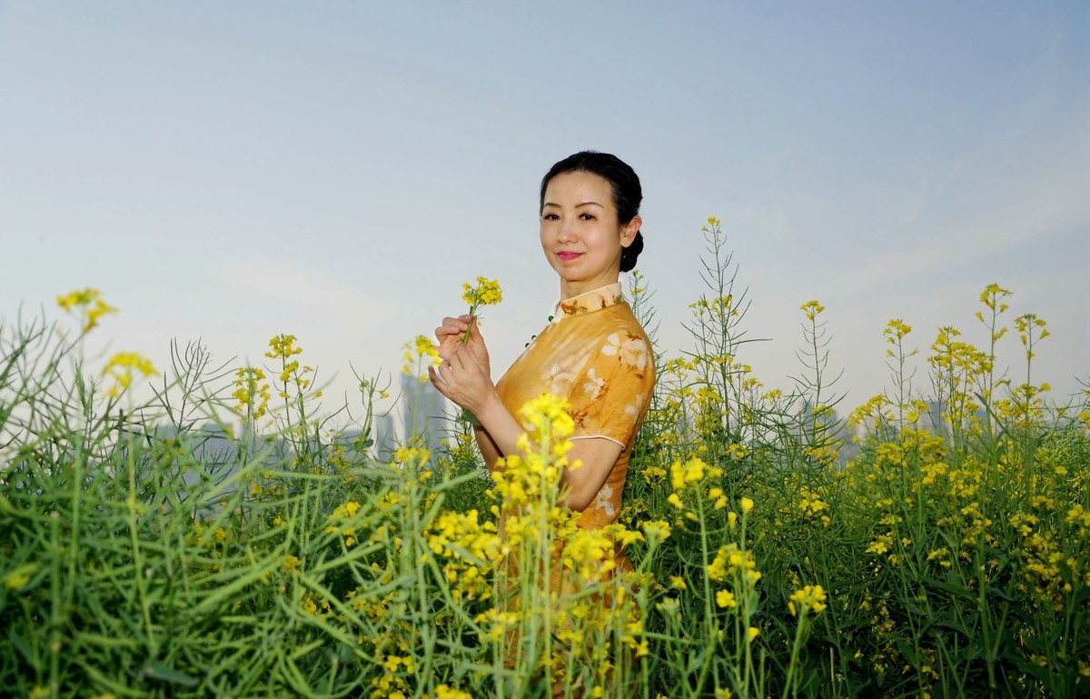 环境人像---四月天的油菜花田！