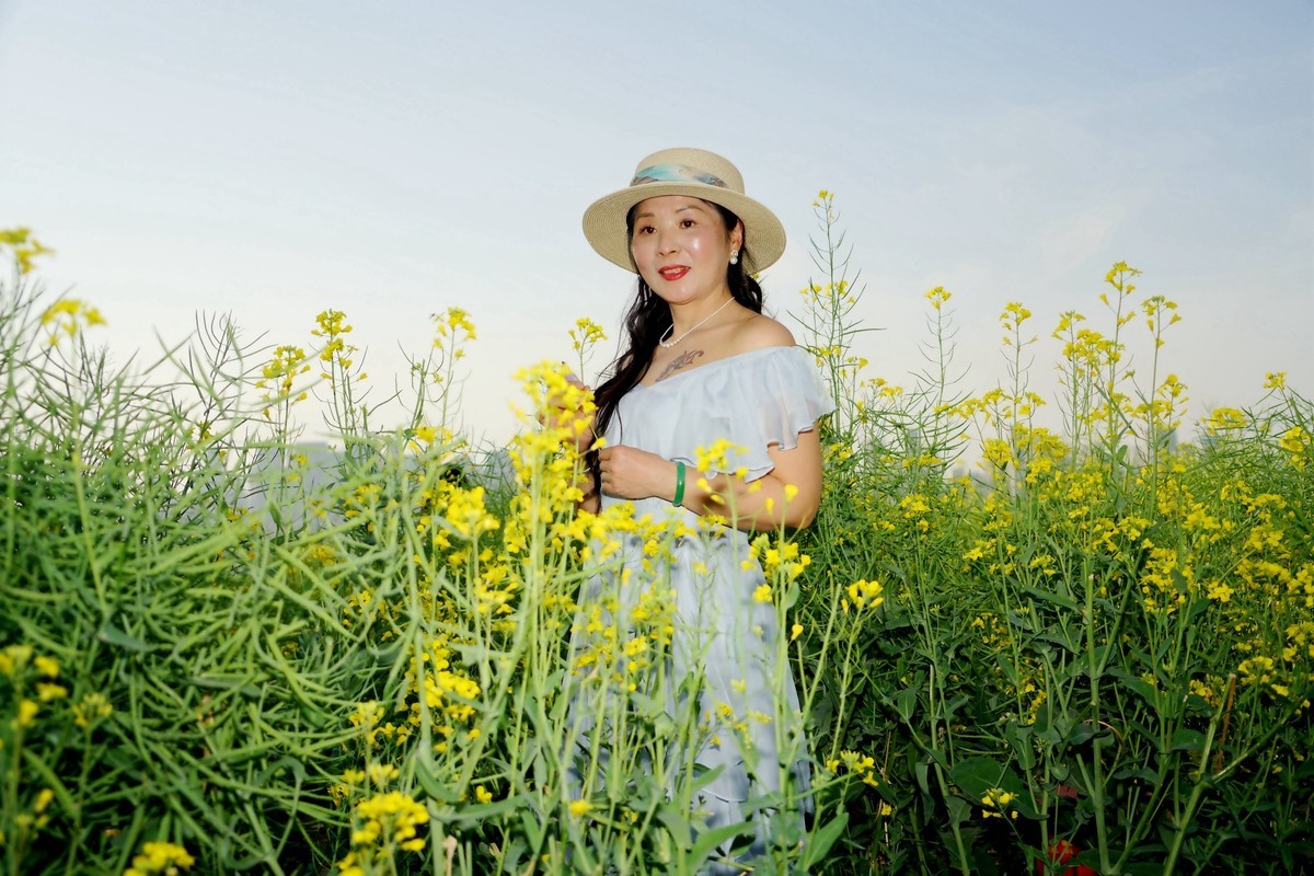 环境人像---四月天的油菜花田！