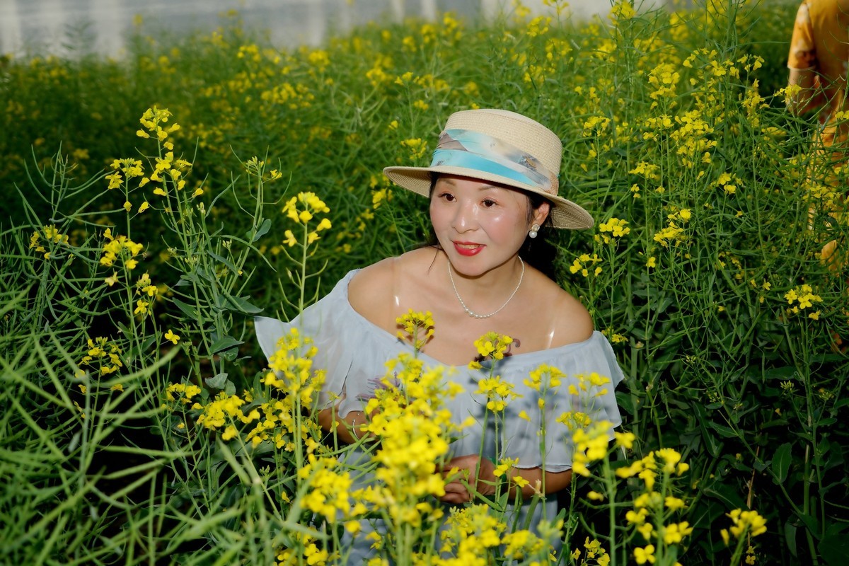环境人像---四月天的油菜花田！