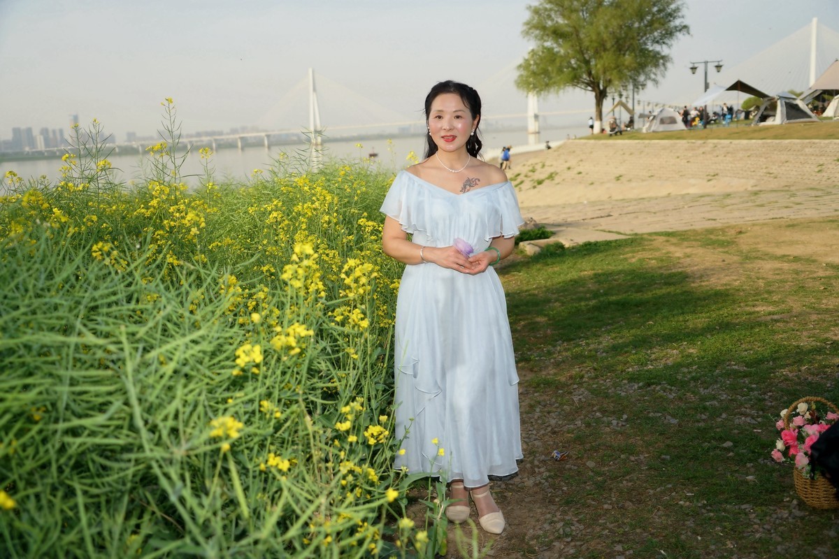 环境人像---四月天的油菜花田！