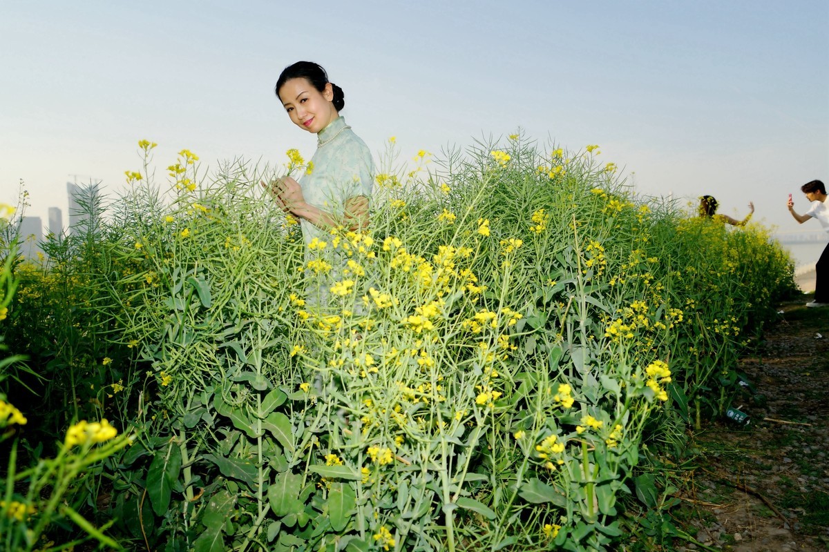 环境人像---四月天的油菜花田！
