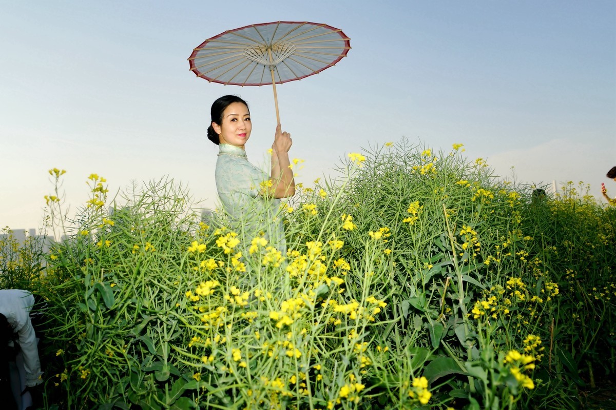环境人像---四月天的油菜花田！