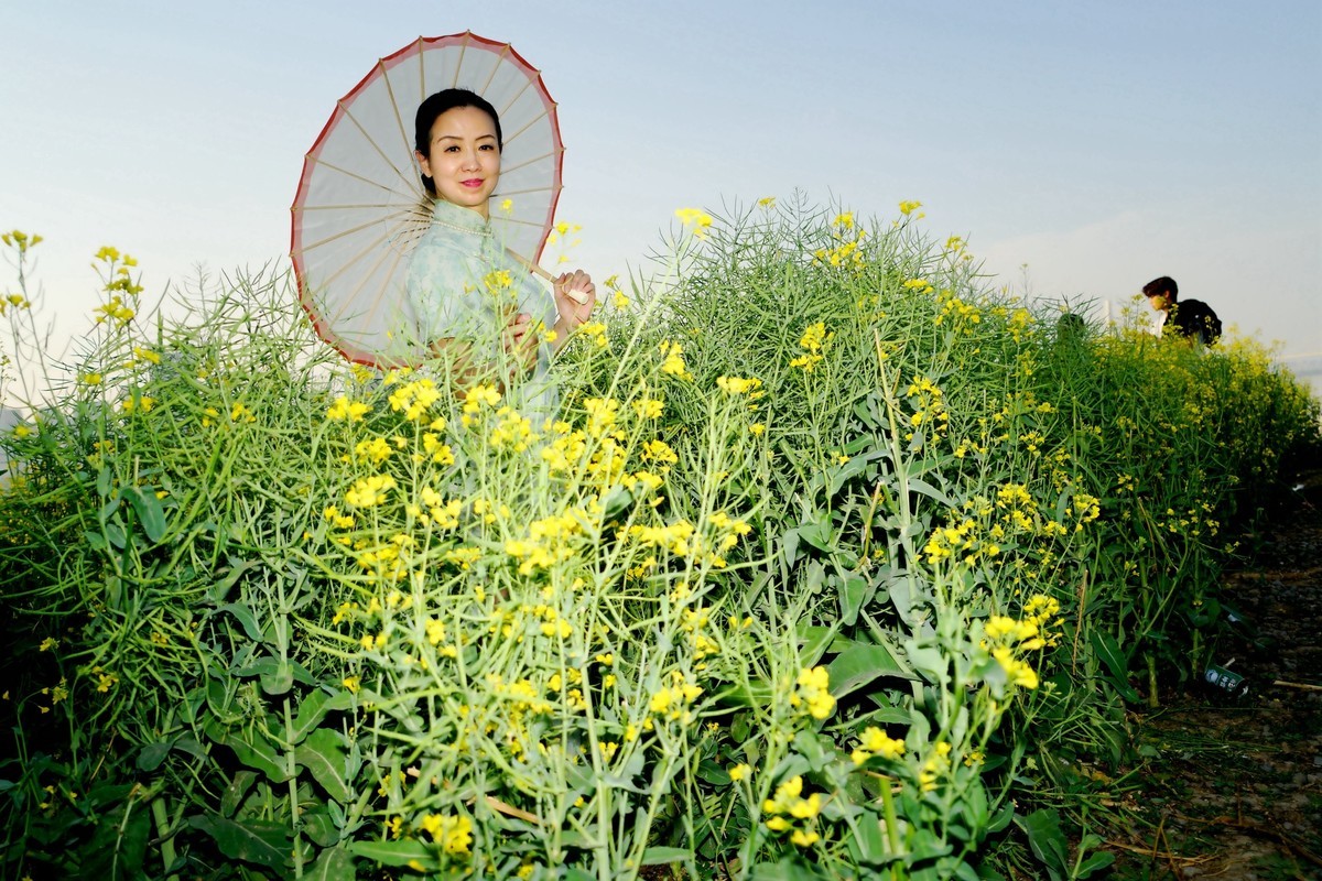 环境人像---四月天的油菜花田！