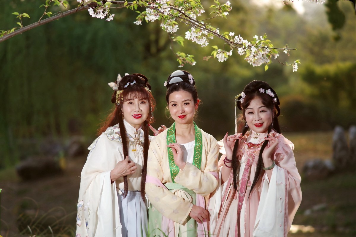 堤角公园樱花树下的古装美女！