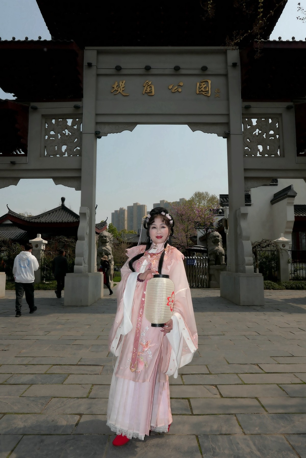 堤角公园樱花树下的古装美女！