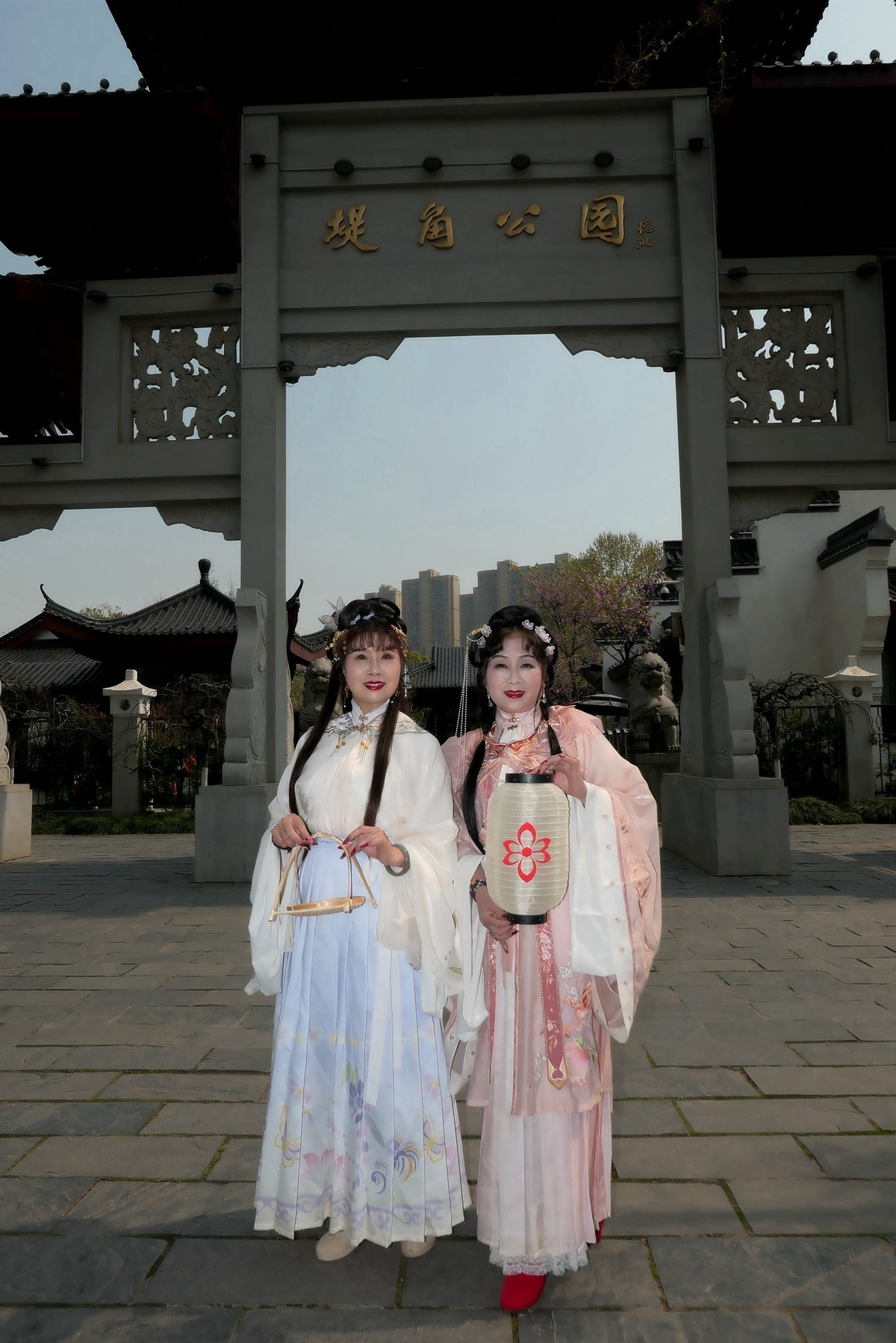 堤角公园樱花树下的古装美女！