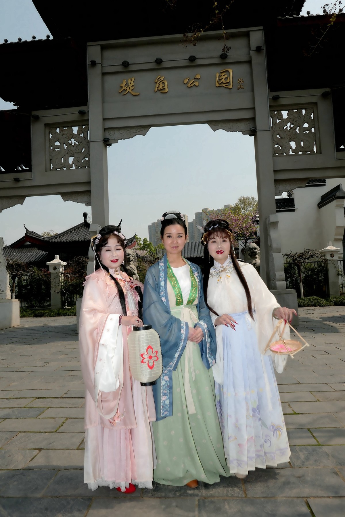 堤角公园樱花树下的古装美女！