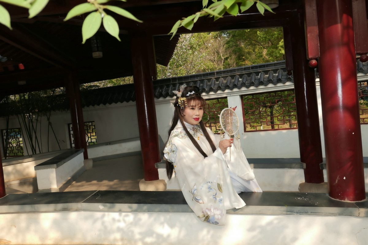 堤角公园樱花树下的古装美女！