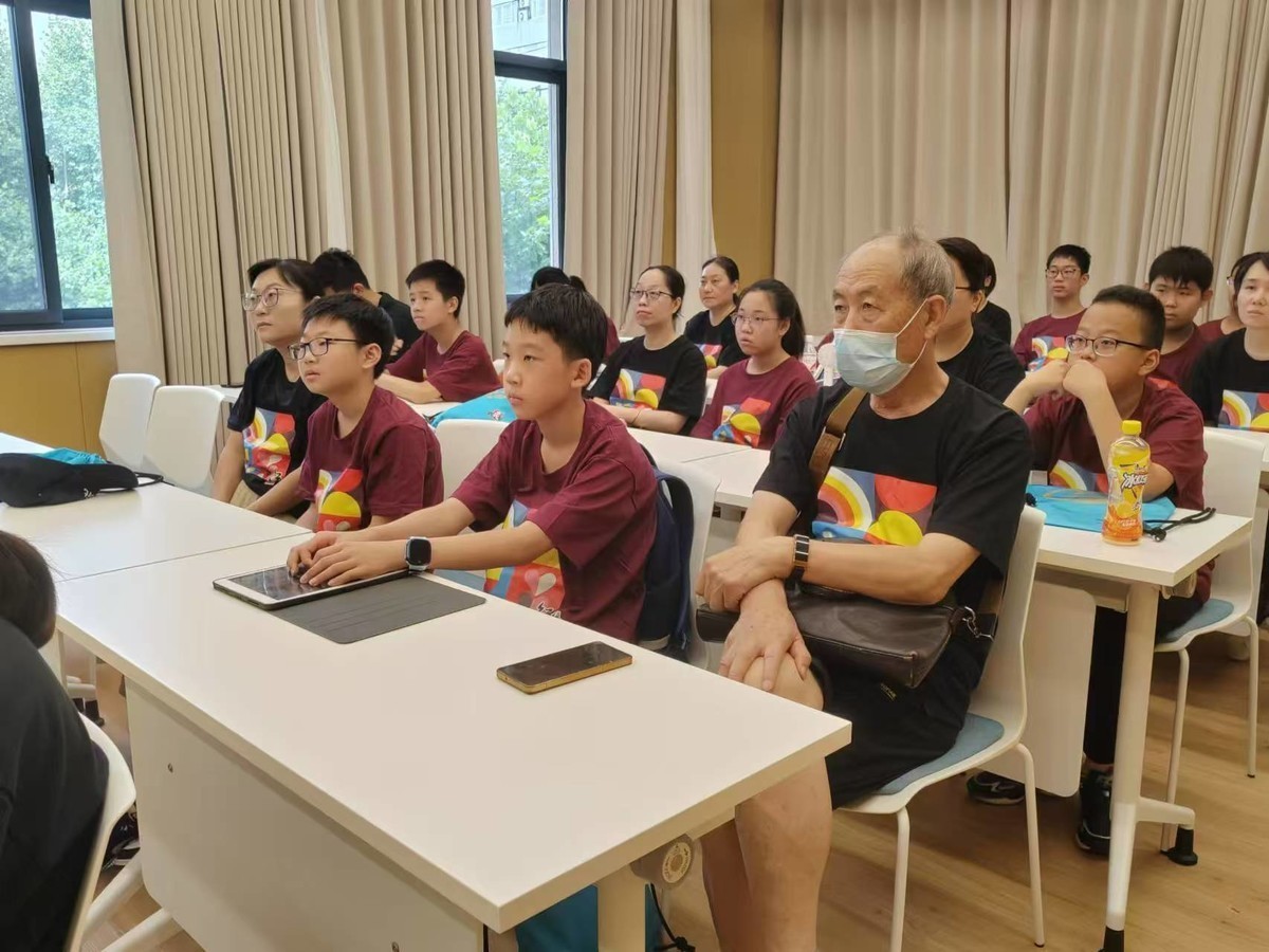 带我孙子到宛平南路666号上海精神卫生中心参加社会实践