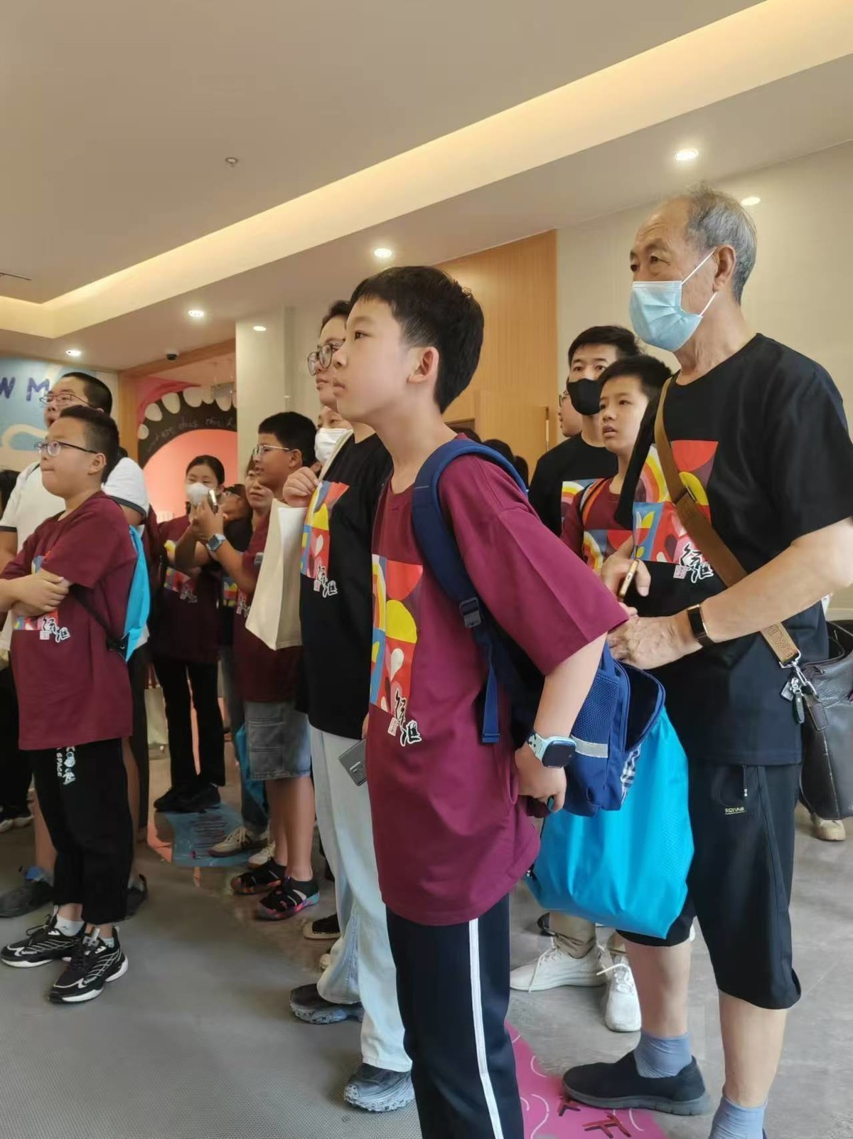 带我孙子到宛平南路666号上海精神卫生中心参加社会实践