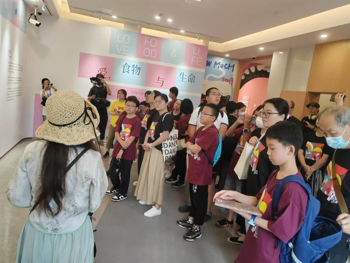 带我孙子到宛平南路666号上海精神卫生中心参加社会实践