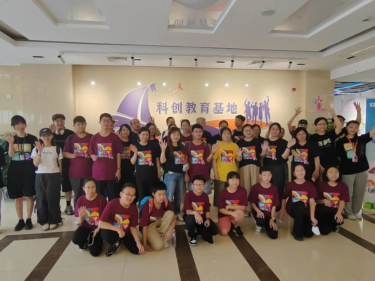 带我孙子到宛平南路666号上海精神卫生中心参加社会实践