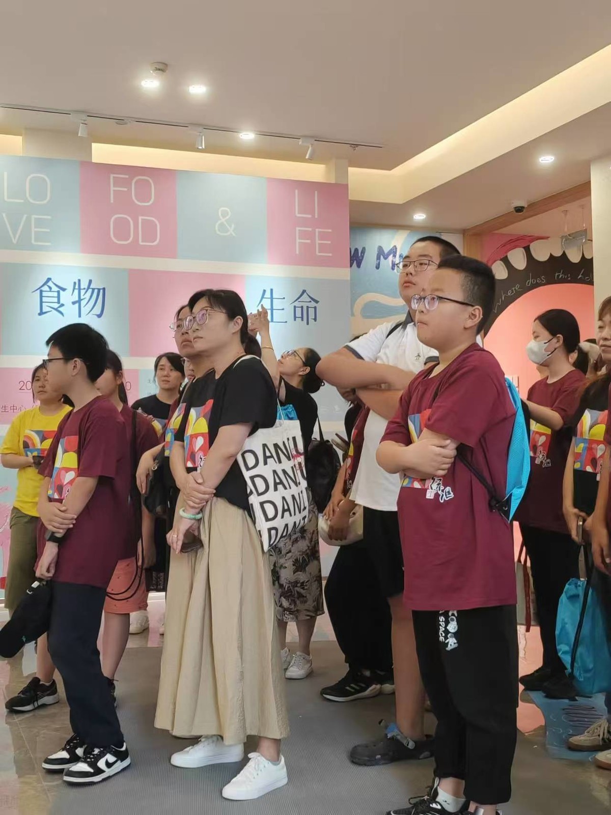 带我孙子到宛平南路666号上海精神卫生中心参加社会实践