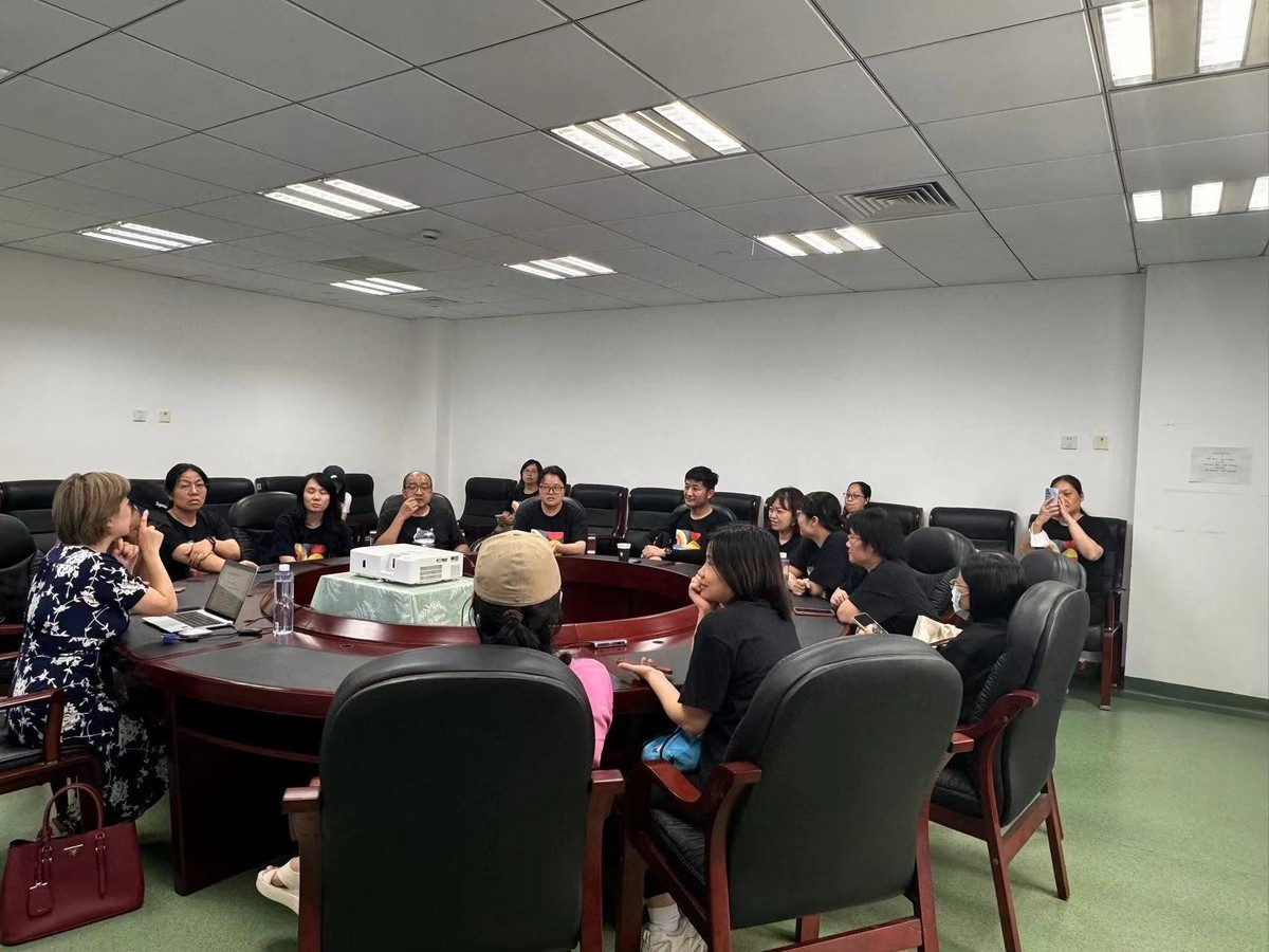 带我孙子到宛平南路666号上海精神卫生中心参加社会实践