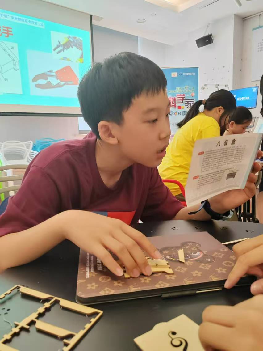 带我孙子到宛平南路666号上海精神卫生中心参加社会实践