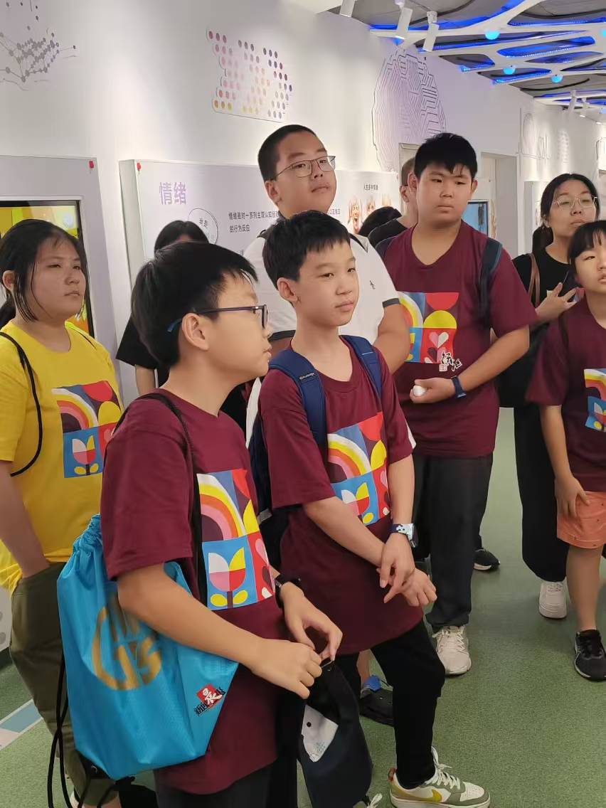 带我孙子到宛平南路666号上海精神卫生中心参加社会实践