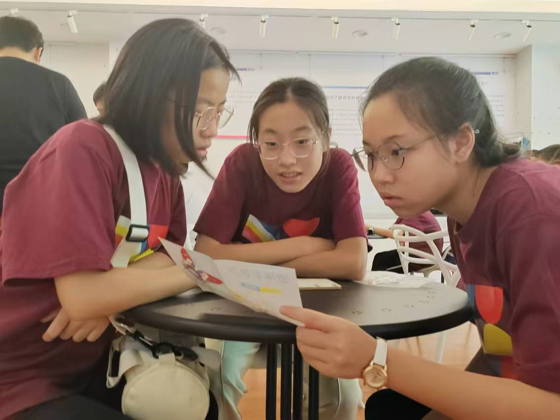 带我孙子到宛平南路666号上海精神卫生中心参加社会实践