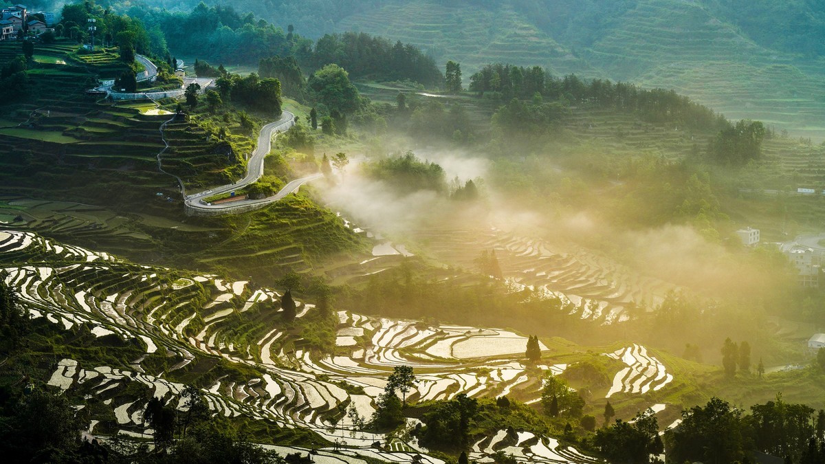烟波缥缈漫山村