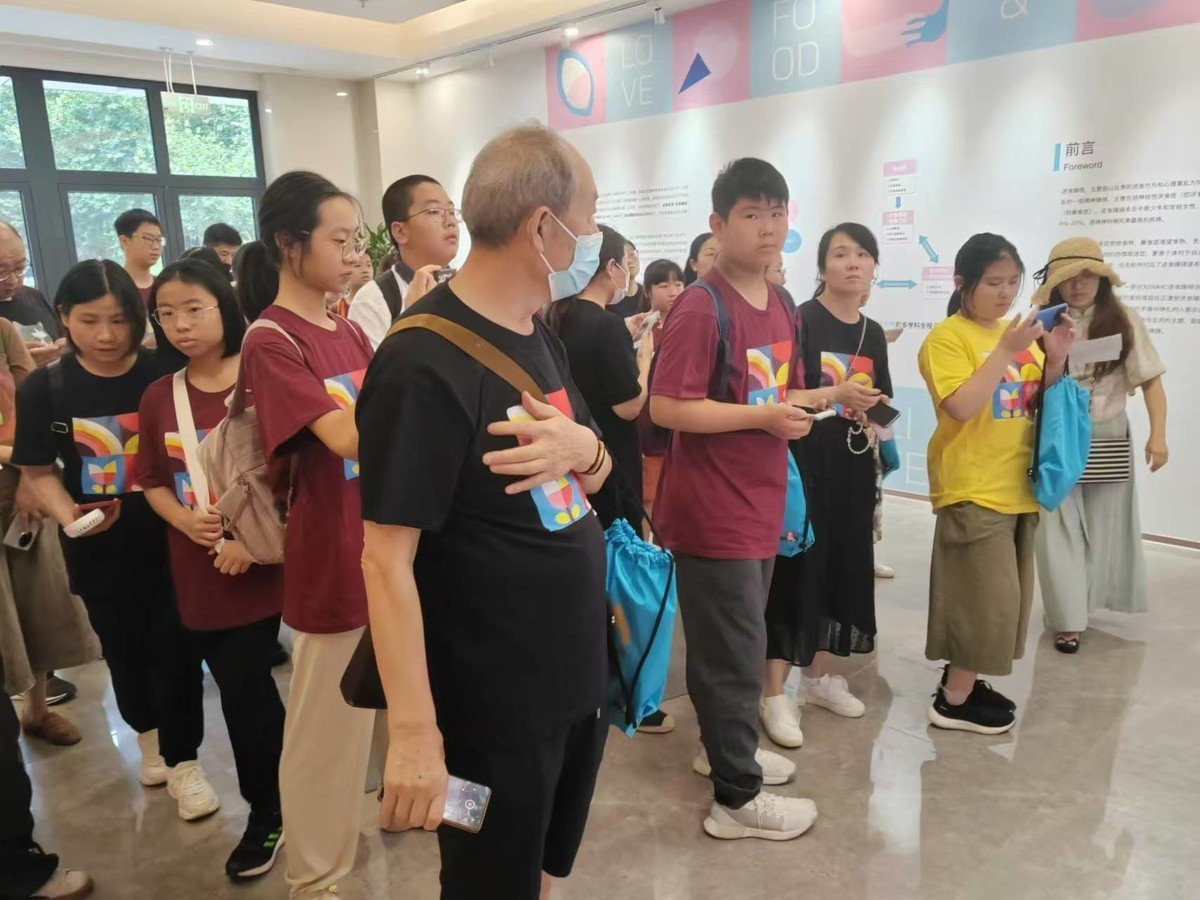 带我孙子到宛平南路666号上海精神卫生中心参加社会实践