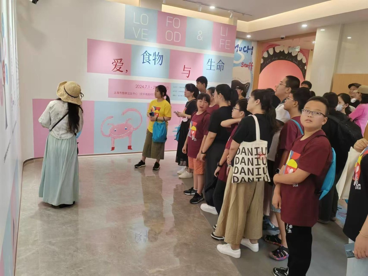 带我孙子到宛平南路666号上海精神卫生中心参加社会实践