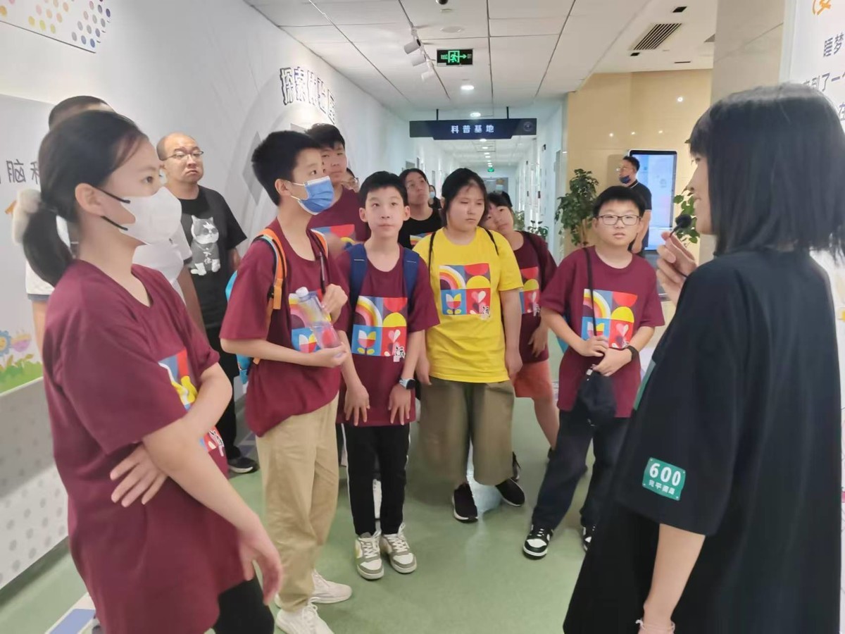 带我孙子到宛平南路666号上海精神卫生中心参加社会实践