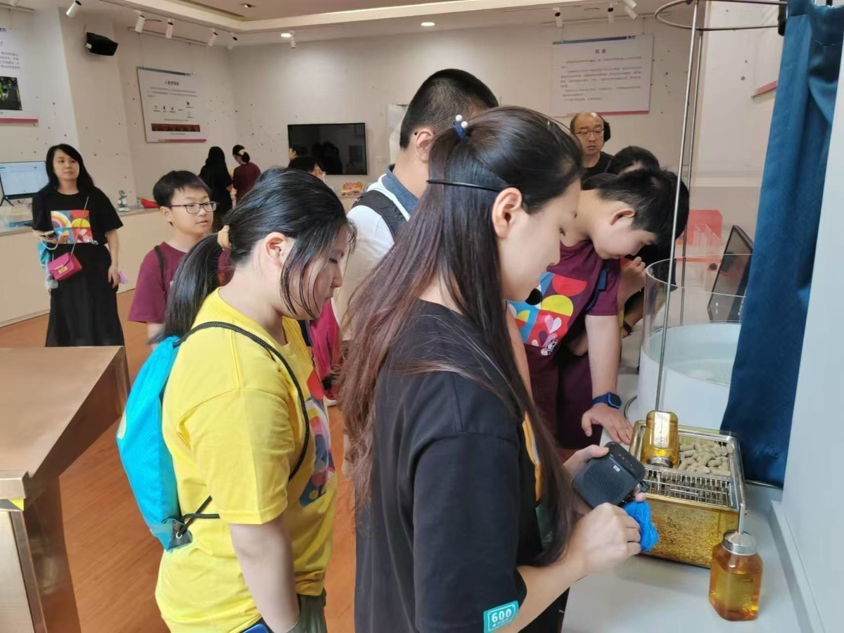 带我孙子到宛平南路666号上海精神卫生中心参加社会实践