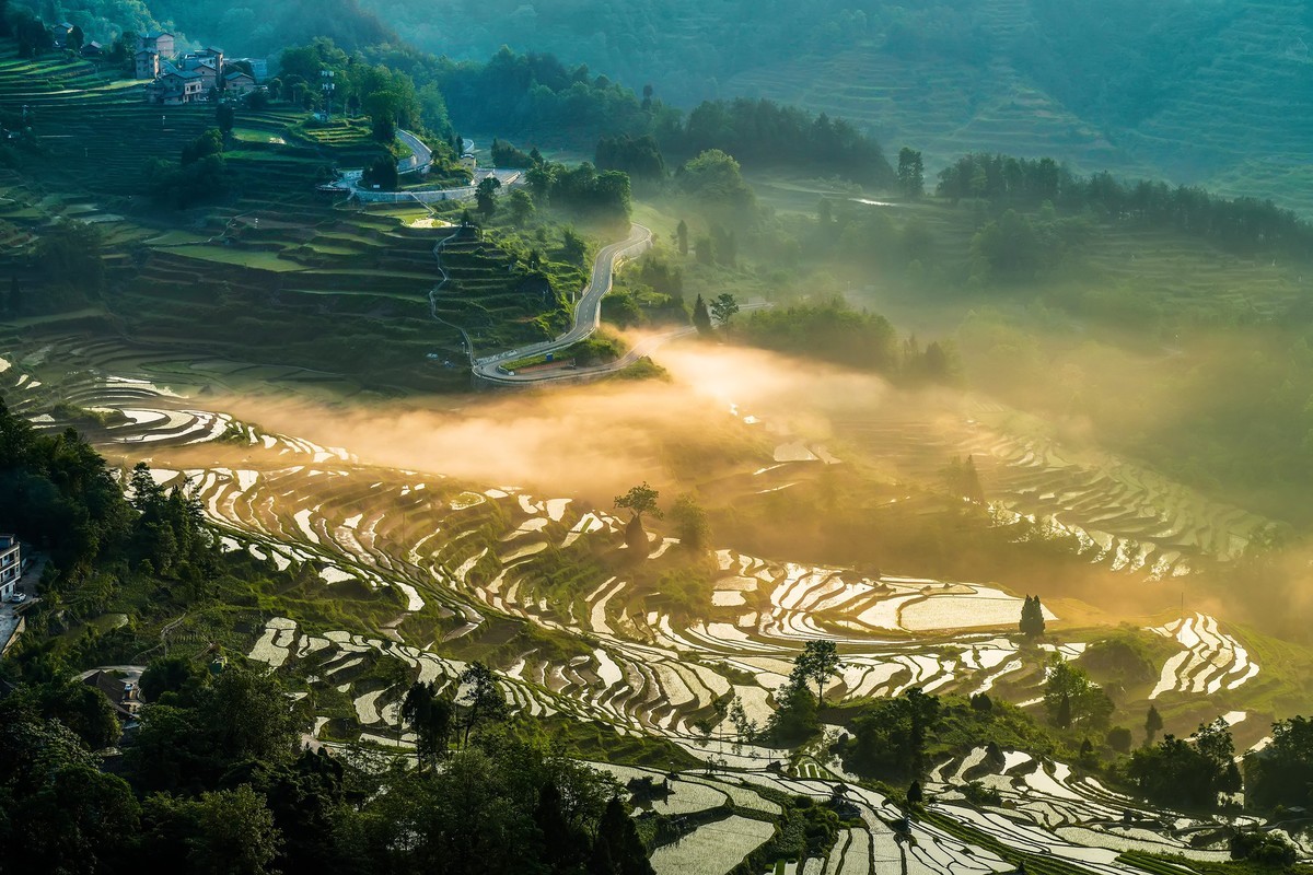 烟波缥缈漫山村