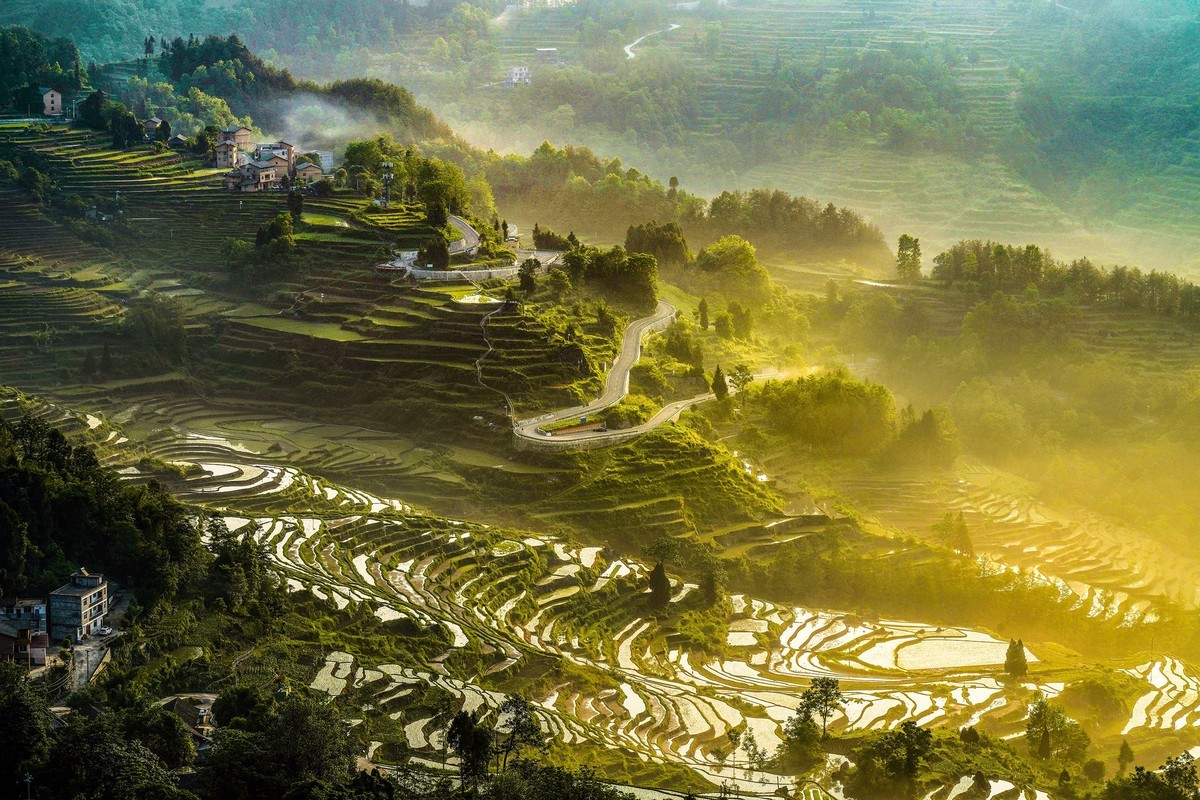 烟波缥缈漫山村
