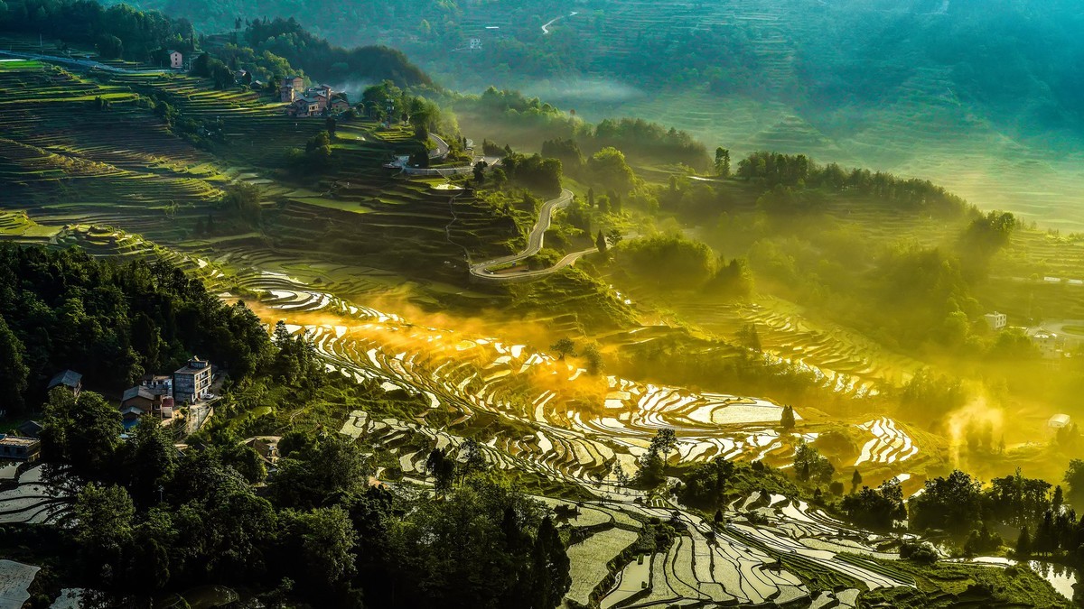 烟波缥缈漫山村