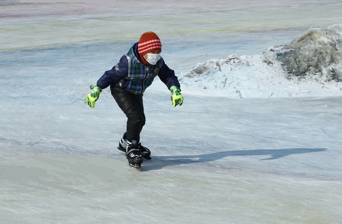 戴绿手套的男孩