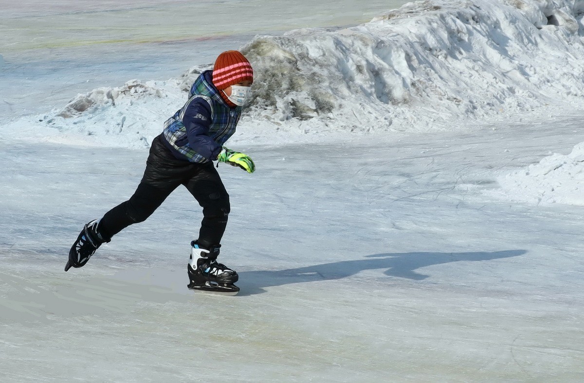 戴绿手套的男孩