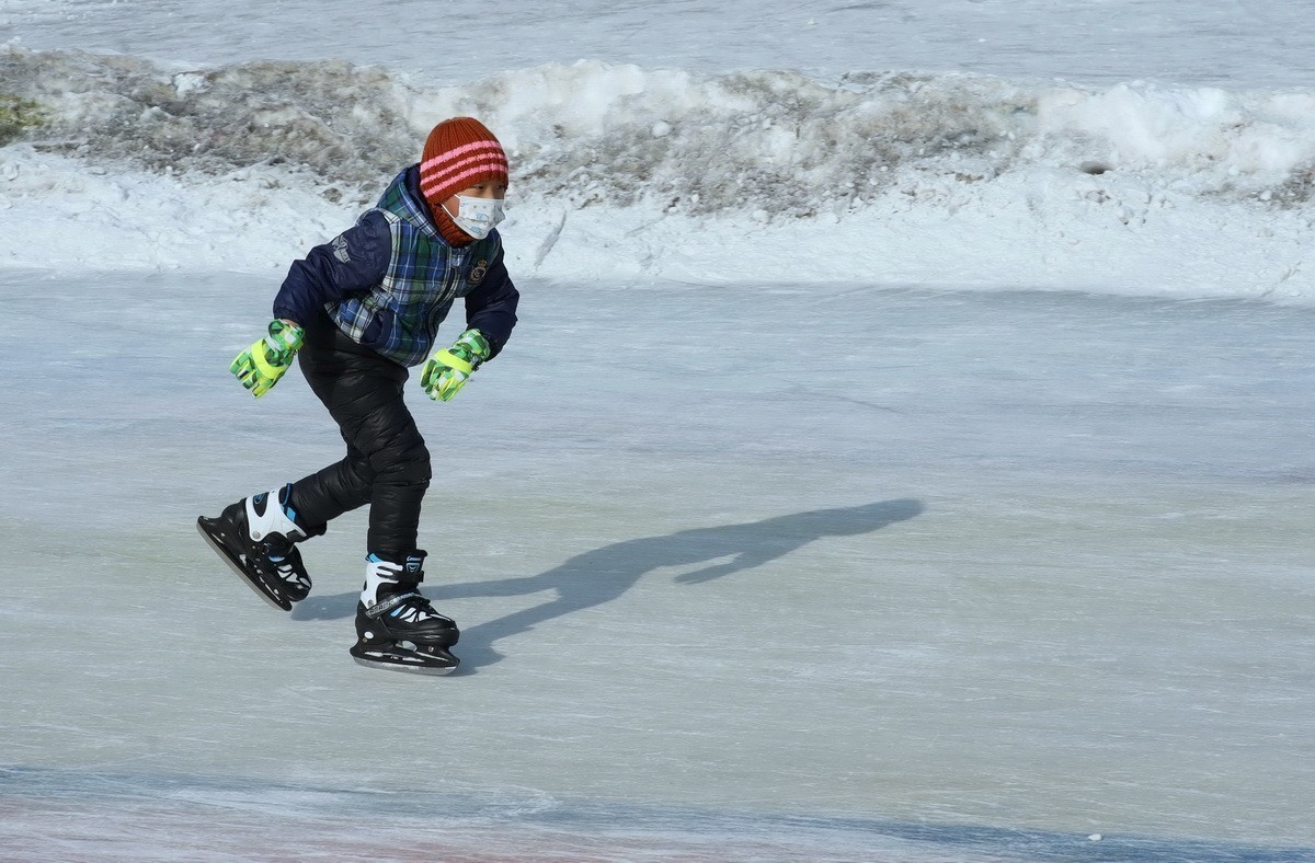 戴绿手套的男孩