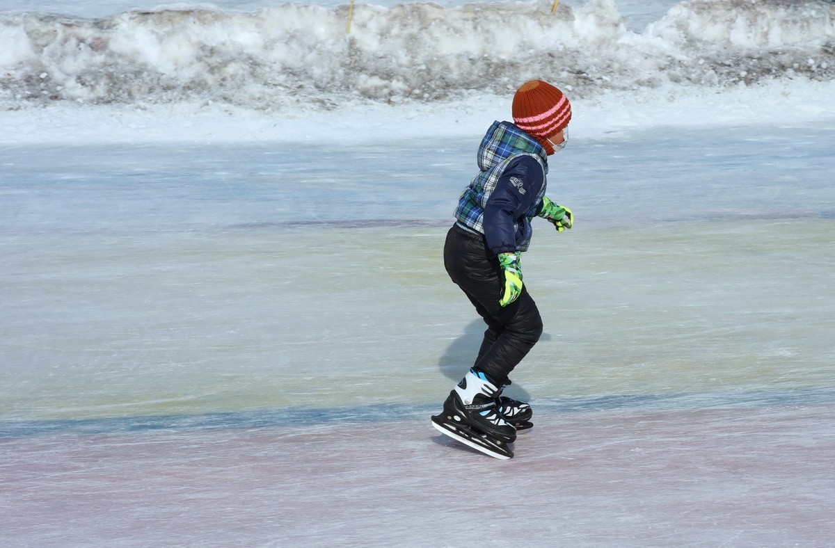 戴绿手套的男孩